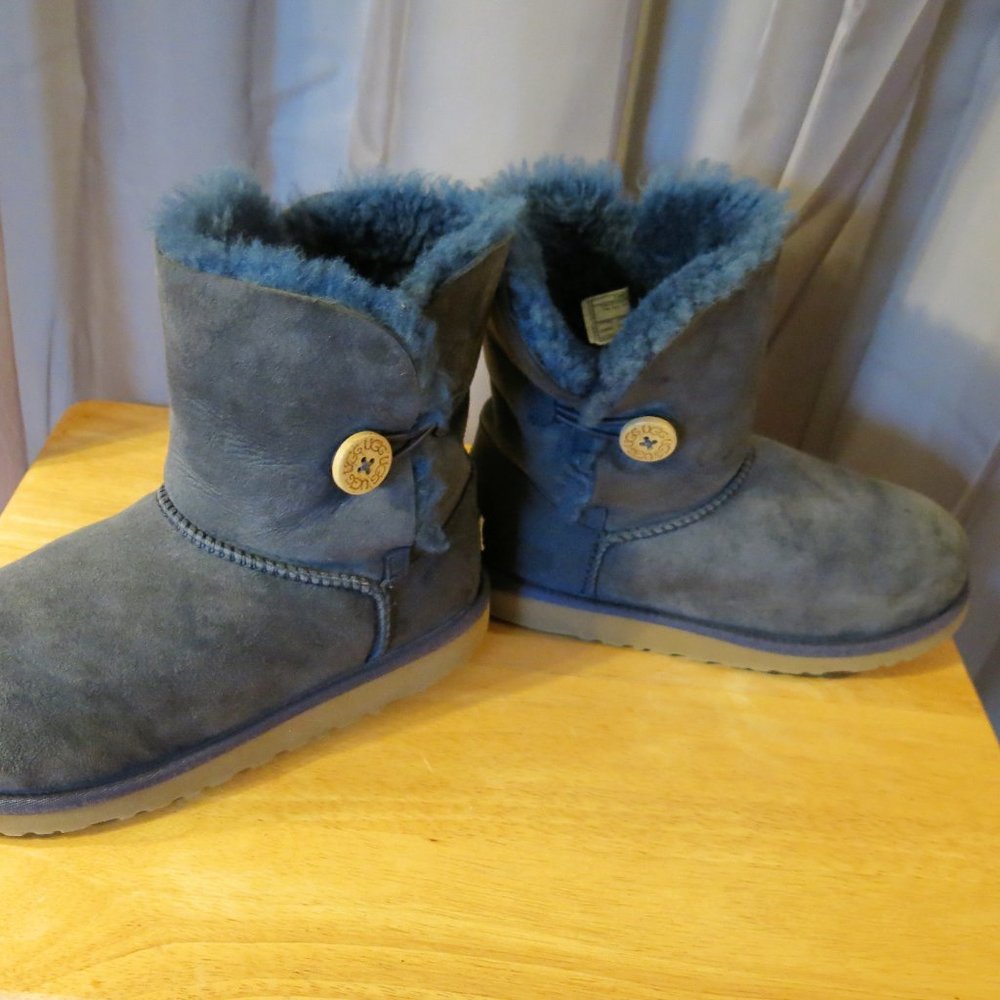 UGG MINI BAILEY BUTTON BLUE SIZE 5